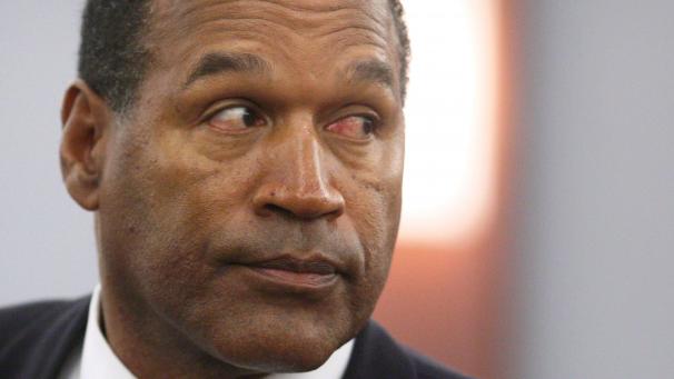 <p>O.J. Simpson, US-Footballer, erscheint während seines Gerichtsprozesses am 1. Oktober 2008 im Clark County Regional Justice Center in Las Vegas, Nevada, USA. Simpson wurde verdächtigt, seine Ex-Frau Nicole und deren Bekannten Ronald Goldman ermordet zu haben.</p>