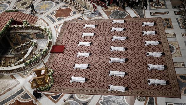 <p>Während einer Weihezeremonie liegen die Priester mit dem Gesicht nach unten im Petersdom. Priester müssen enthaltsam und in Ehelosigkeit leben. Dass manche von ihnen trotzdem Kinder haben, ist ein Tabu.</p>