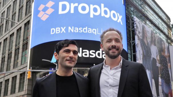 <p>Arash Ferdowsi (l) und Drew Houston, Gründer des Online-Speicherdienstes Dropbox, stehen vor einem Plakat zu dem Börsengang ihres Unternehmens. Dropbox erfindet sich neu. Aus dem simplen Speicherdienst soll ein komplexer Digitalschreibtisch für effizientes Arbeiten im Web werden.</p>
