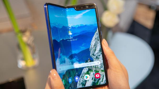 <p>Zu sehen ist ein Serienmodell des Samsung Galaxy Fold Tablet-Smartphone, das noch immer auf seinen Markteintritt wartet.</p>