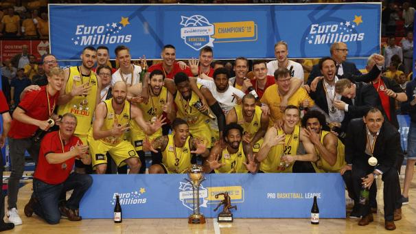<p>Des Feierns nicht müde: Team und Stab des BC Filou Ostende</p>