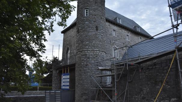 <p>Der vordere Turm der Raerener Burg ist ein echter Hingucker. Nach den Bauferien soll er in drei Phasen saniert werden.</p>