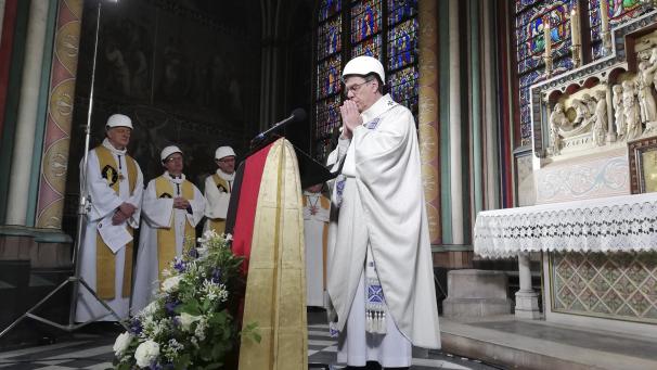 <p>Mit Helm: Michel Aupetit, Erzbischof von Paris, leitet die erste Messe nach dem Großbrand von Notre-Dame in einer Seitenkapelle der Kirche.</p>
