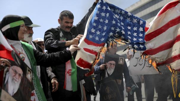 <p>Iran, Teheran: Ein iranischer Demonstrant verbrennt im Rahmen eines Protestes eine selbstgemalte Flagge der USA. Es ist längst Geschichte, dass die USA und der Iran einst enge Partner waren. Entspannung versprach das Wiener Atomabkommen von 2015, doch der von Präsident Donald Trump forcierte einseitige Ausstieg der USA machte die Hoffnung zunichte.</p>