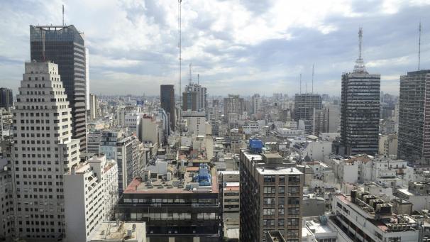 <p>In Teilen Südamerikas ist es zu einem massiven Stromausfall gekommen. Weite Teile Argentiniens (im Bild die Hauptstadt Buenos Aires) und Uruguays seien nach einer schweren Störung im Verbindungssystem ohne Elektrizität, hieß es.</p>