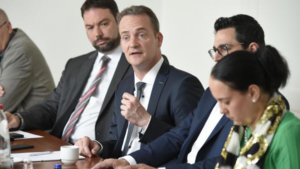 <p>Oliver Paasch (Mitte) wird heute zum Ministerpräsidenten vereidigt. Jeder einzelne „Volksvertreter“ sollte die Signale der Wähler sehr ernst nehmen, findet GE-Chefredakteur Oswald Schröder.</p>