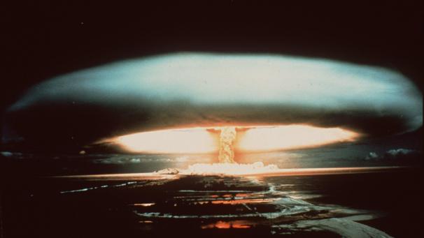 <p>Nach der Explosion einer französischen Atombombe 1971 schwebt dieser riesige Atompilz über dem Mururoa-Atoll.</p>
