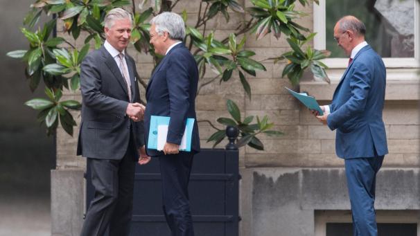 <p>6. Juni: Johan Vande Lanote (r.) und Didier Reynders erstatteten dem König ein erstes Mal Bericht.</p>