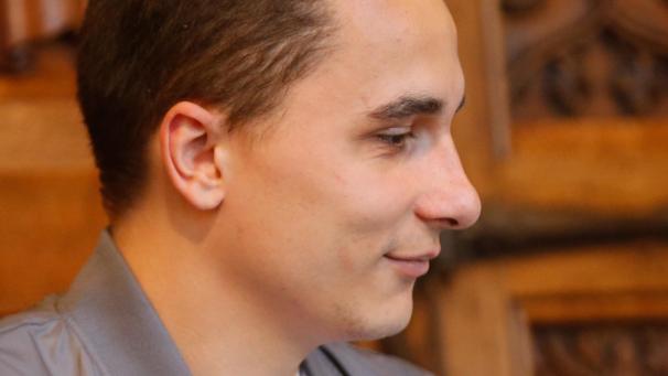 <p>Alexander Hart war der Anführer der Gruppe. Sein Lächeln ist sein „Markenzeichnen“: Es ist die einzige Gefühlsregung, die er zeigt.</p>