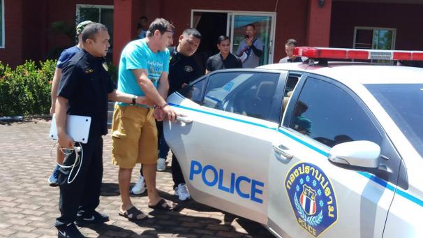 <p>Das von der Crime Suppression Division of Thailand via AP zur Verfügung gestellte Foto zeigt Francesco Galdeli (M) aus Italien, der von thailändischen Polizisten zu einem Polizeiauto geführt wird.</p>