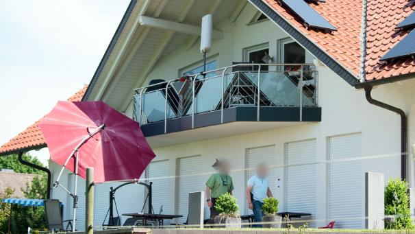 <p>Ermittler der Polizei stehen auf der Terrasse am Haus des verstorbenen Kasseler Regierungspräsidenten Walter Lübcke (CDU).</p>