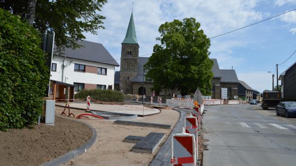 <p>„De Lonneboom blieft sto“ lautete die Priorität bei den Planungen des Weywertzer Kirchplatzes. Seit Baubeginn im Herbst 2018 hat sich einiges getan. Es bleibt das Ziel, den Platz bis zur Kirmes am ersten Oktober-Wochenende fertigzustellen.</p>