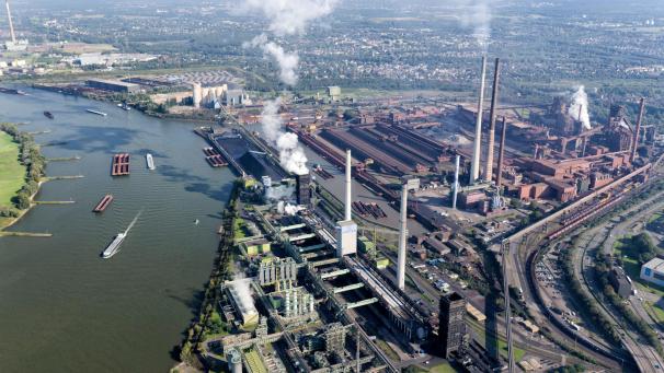 <p>So wie Thyssenkrupp geht es vielen Unternehmen mit Fabriken an den Wasserstraßen. Der kurzfristigen Verlagerung von Transporten vom Rhein auf die Straße sind enge Grenzen gesetzt.</p>