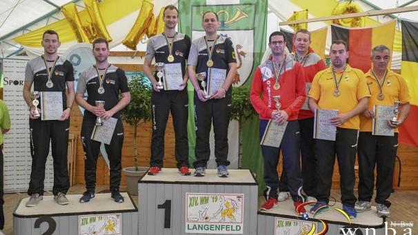 <p>Ganz rechts auf dem Podium die beiden belgischen Bronzemedaillengewinner</p>