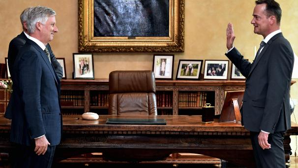 <p>Oliver Paasch wird als alter und neuer Ministerpräsident von König Philippe in dessen Amtszimmer vereidigt.</p>