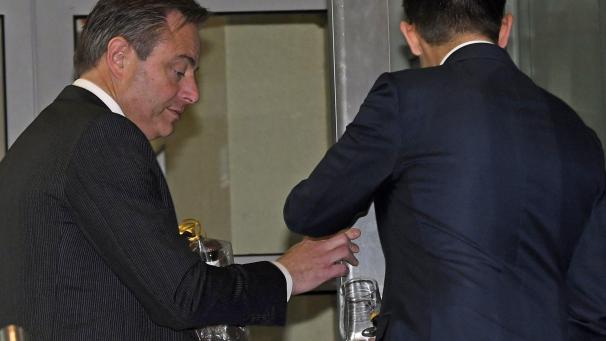 <p>Bart De Wever (l.) und Tom Van Grieken: Eine Zusammenarbeit würde nicht nur den Vlaams Belang salonfähig machen, sondern auch der N-VA ihren Wettbewerbsvorteil nehmen.</p>