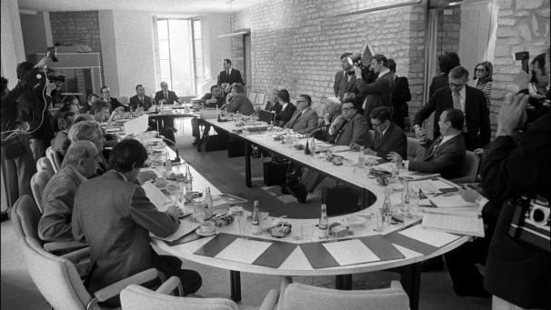 <p>Minderheitsregierungen haben in Belgien keine Tradition. Eine davon war das Kabinett, das Leo Tindemans im Frühjahr 1974 bildete (Bild: Koalitionsverhandlungen in Steenokkerzeel).</p>