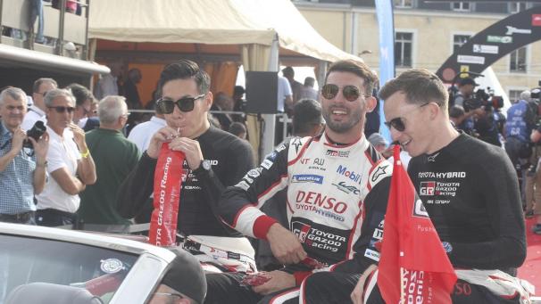 <p>Das Toyota-Trio Kobayasi-Lopez-Conway, hier bei der Fahrerparade in Le Mans</p>