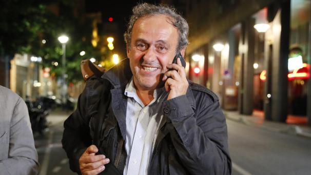 <p>Michel Platini, früherer UEFA-Präsident, telefoniert nach seiner Entlassung aus dem Gewahrsam der Polizei.</p>