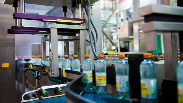 <p>Bis Ende 2019 werden die Flaschen zu 100 Prozent aus recycelten Plastikflaschen bestehen.</p>