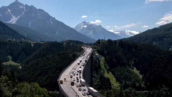 <p>Autos und Lkw fahren zwischen Patsch und Schönberg am Brenner über die Europabrücke.</p>