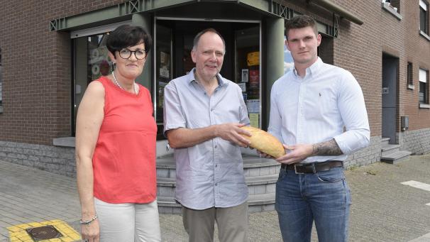 <p>Brigitte und Karl Reul zusammen mit Jeremy Lemaire (rechts), der die Bäckerei zwar räumlich etwas umbauen, aber im bisherigen Sinne weiterführen will.</p>
