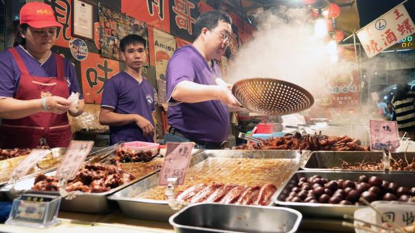 <p>Erlebnis für die Sinne: Zischen und Dampfen gehört auf dem Ruiteng Night Market in Kaohsiung einfach mit dazu.</p>