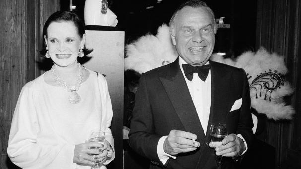 <p>Sie gehörte immer zum Jetset: US-Millionenerbin, Schauspielerin und Malerin Gloria Vanderbilt. Hier 1982 mit Modedesigner Bill Blass.</p>