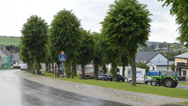 <p>Am Wochenende steht in Amel die traditionelle Kirmes auf dem Marktplatz an. Auch in Zukunft soll Platz für Großveranstaltungen bleiben.</p>