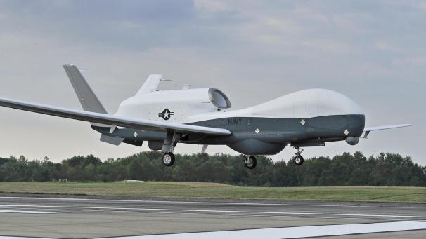 <p>Die iranischen Revolutionsgarden haben eigenen Angaben zufolge eine US-Drohne abgeschossen. Eine amerikanische „Global Hawk“-Drohne sei am Donnerstag in den iranischen Luftraum in Kuh-Mobarak in der Provinz Hormozgan eingedrungen und von den Revolutionsgarden abgeschossen worden, teilten die Revolutionsgarden mit.</p>