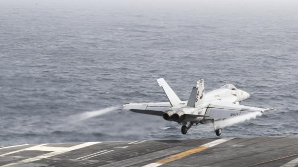 <p>Ein F/A-18E Super Hornet Kampflugzeug startet vom Deck des Flugzeugträgers der Nimitz-Klasse Abraham Lincoln (CVN 72). Der Iran hat die Vereinten Nationen über die angebliche Verletzung seines Luftraums am Persischen Golf durch eine US-Drohne informiert.</p>