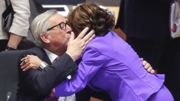 <p>EU-Kommissionspräsident Jean-Claude Juncker begrüßt Österreichs Bundeskanzlerin Brigitte Bierlein am zweiten Tag des EU-Gipfels.</p>
