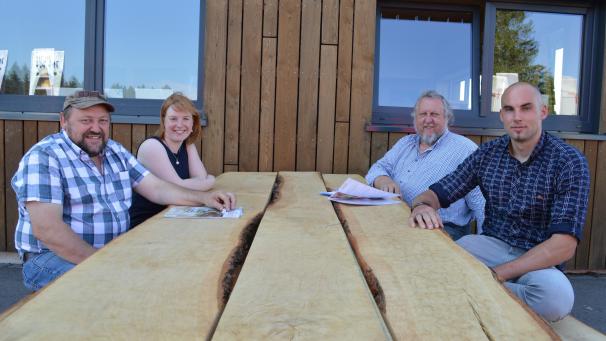 <p>Siegfried Meyer (l.), Mario Heck (r.) und René Dupuis (2.v.l.) bilden das Präsidium des Fördervereins Forst &amp; Holz. Unterstützt werden sie von Valérie Jakoby (WFG).</p>