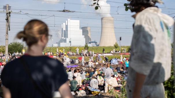 <p>Zahlreiche Umweltaktivisten blockieren die Gleise der Kohle-Transportbahn. Viele Teilnehmer werden zu Protesten und Aktionen am Tagebau Garzweiler erwartet. Bild: dpa</p>