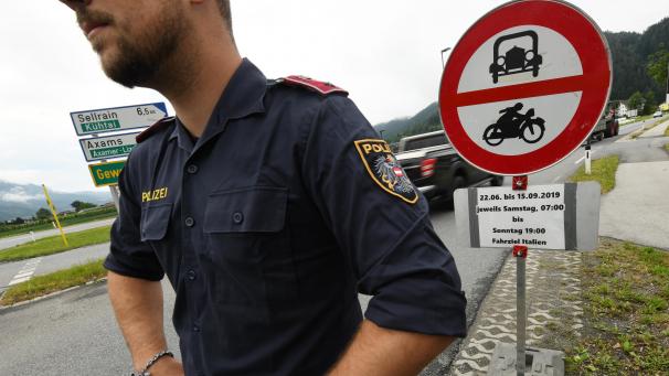 <p>Vom 22. Juni bis 15. September 2019 sind in Tirol diverse Bundesstraßen entlang der Inntal- und Brennerautobahn für den Umgehungsverkehr gesperrt. Bild: dpa</p>