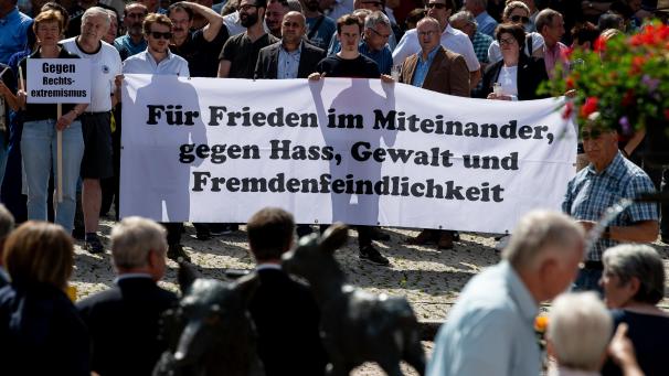 <p>2000 Menschen nahmen an einer Mahnwache anlässlich des Mordes am Kasseler Regierungspräsidenten teil. Bild: dpa</p>