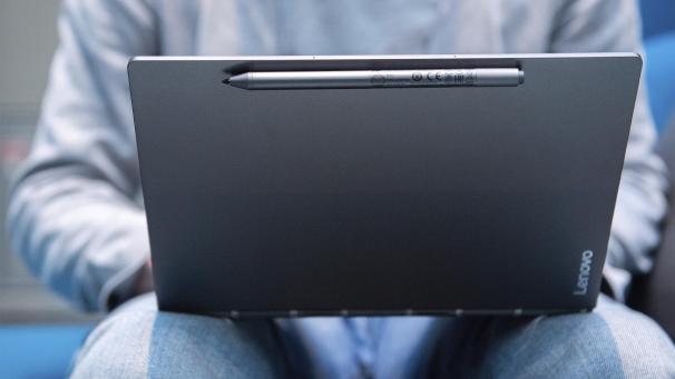 <p>Für das Arbeiten unterwegs bieten sich kleinere Laptops an - ein großes Plus von ihnen ist das eher geringe Gewicht.</p>