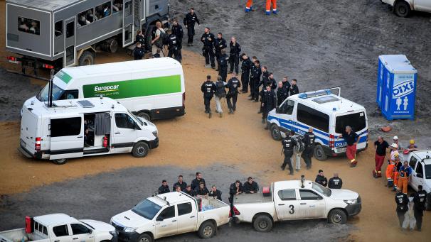 <p>Die Räumung des Tagebaus in Garzweiler dauerte am Sonntagmorgen noch an. Bild: dpa</p>