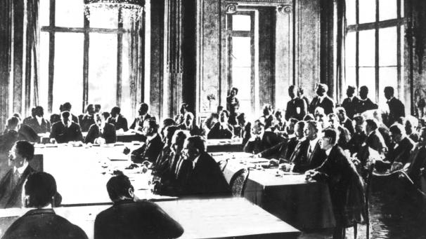 <p>Das Archivbild vom 7. Mai 1919 zeigt den Sitzungssaal in Versailles, wo der Text des Versailler Vertrags ausgearbeitet und der deutschen Delegation zugestellt wurde. Der Vertrag wurde am 28. Juni 1919 unterzeichnet und trat am 20. Januar 1920 in Kraft.</p>