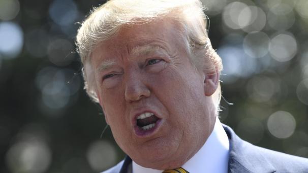 <p>US-Präsident Donald Trump spricht mit Reportern auf dem Südrasen vor dem Weißen Haus, bevor er an Bord der Marine One für seine Reise nach Camp David in Maryland geht. Trump kündigte an, dort bei einer Reihe von Treffen und Telefonaten über die Krise mit dem Iran zu beraten. Bereits die derzeitigen Wirtschaftssanktionen hätten den Iran hart getroffen, nun würden viele weitere folgen.</p>