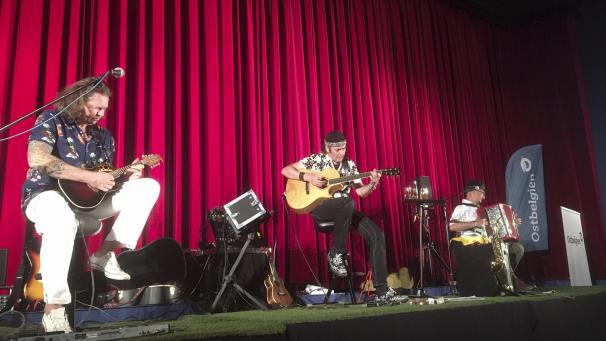 <p>Marcel Adam (rechts) begeisterte im Kino Scala mit seiner Musik, aber auch mit seinen Geschichten.</p>