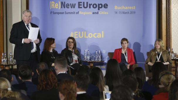 <p>„Europa erneuern war das Motto des Gipfeltreffens der Regionen und Städte im März in Bukarest. Die entscheidende Frage bei einer Reform: Wie können die Bürger durch und mit lokalen und regionalen Gebietskörperschaften wirksamer in das europäische Projekt eingebunden werden? Auf dem Bild erkennt man den AdR-Vorsitzenden Karl-Heinz Lambertz (links) im Rahmen des Gipfeltreffens.</p>