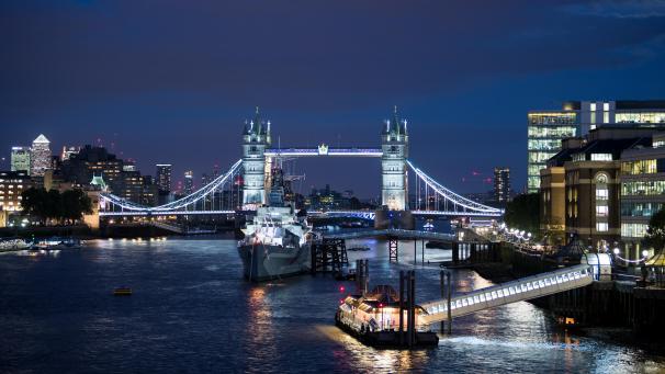 <p>Rund 40.000 Menschen überqueren täglich die Tower Bridge in London. Nun wird die berühmteste Klapp- und Hängebrücke der Welt 125 Jahre alt.</p>