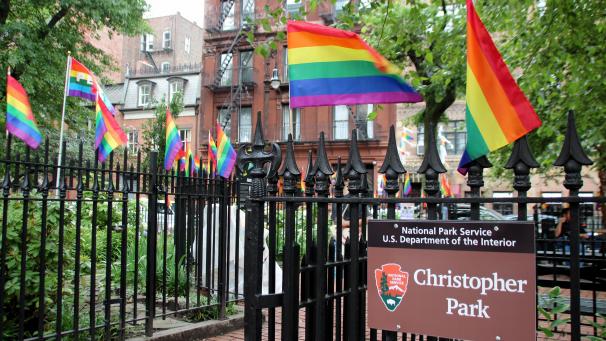 <p>Ein mit Regenbogenfahnen geschmückter Zaun am Christopher Park gegenüber dem Stonewall Inn im Szene-Stadtteil Greenwich Village. Unruhen vor 50 Jahren waren der Funke, der eine internationale Bewegung in Gang setzt.</p>