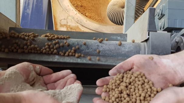 <p>Da weltweit die Städte wachsen, wird geeigneter Sand für Beton am Bau knapp. Das kleine Münchner Unternehmen MultiCon hat eine Technik entwickelt, um auch sehr feine Sande für Beton nutzbar zu machen.</p>