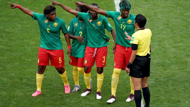 <p>Kameruns Augustine Ejangue (l-r), Gabrielle Aboudi Onguene, Ajara Nchout und Gaelle Enganamouit beschweren sich bei Schiedsrichterin Liang Qin aus China (r) nachdem einer Entscheidung per Videobeweis</p>