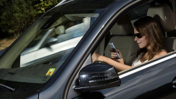 <p>Jeder dritte junge Autofahrer in Belgien gibt zu, im vergangenen Monat während der Fahrt eine SMS oder E-Mail gelesen oder gesendet zu haben.</p>