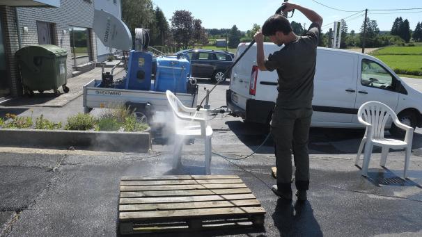 <p>Mithilfe des heißen Wassers können auch verschiedene Oberflächen von starken Verschmutzungen befreit werden, wie beispielsweise Gartenmöbel oder Natursteine.</p>
