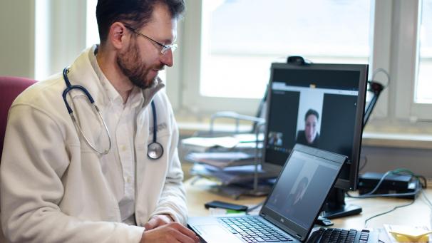 <p>Ein Arzt im Video-Chat mit einem Patienten.</p>