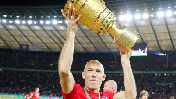 <p>Wer am Ende den Pokal holte, sieht man in den Nachrichten. Das Spiel live erleben, geht in vielen Fällen in Ostbelgien nicht: für Bundesligafans sehr frustrierend.</p>